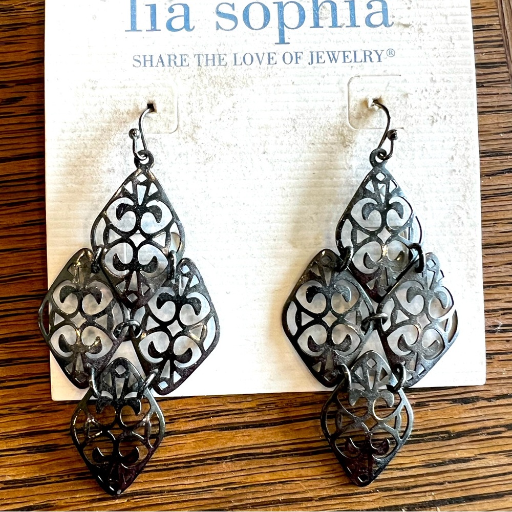 Lia Sophia graphite colored lace earrings